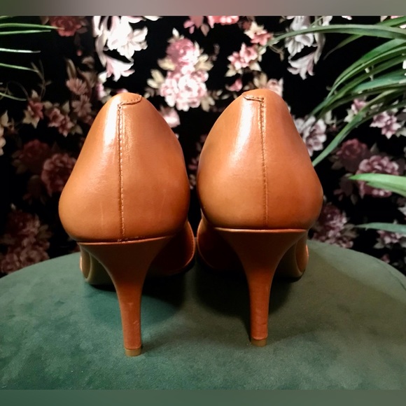 NWOT Michael Kors Warm Brown Leather Gold Toned Logo Tip 3 Inch Heels Size 6.5M - Picture 5 of 8